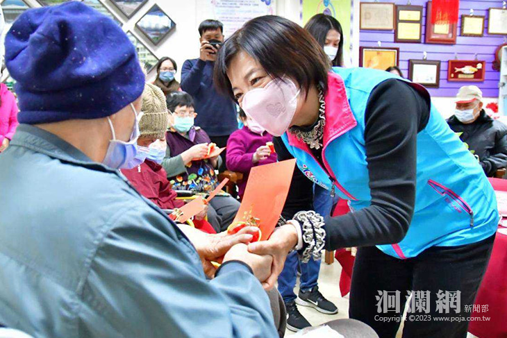 游淑貞ˊˋ前往東區老人之家提前致贈新年賀禮