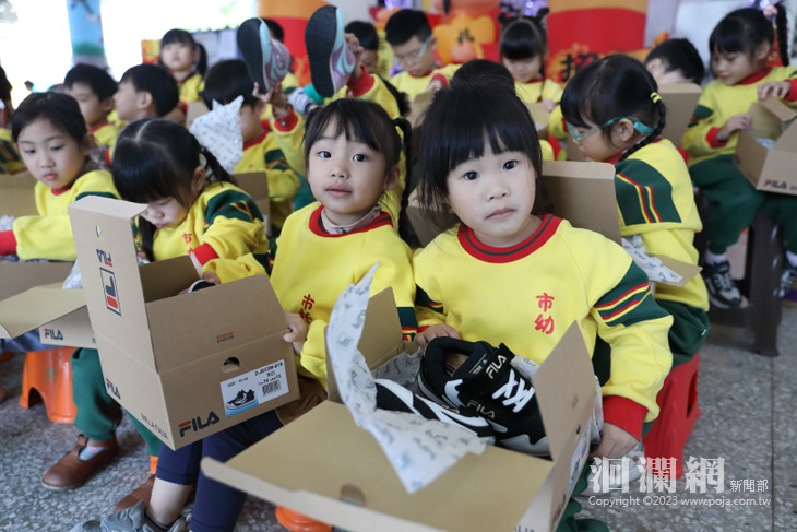 善心人士寒冬送暖捐贈新球鞋  溫暖花蓮孩童的心