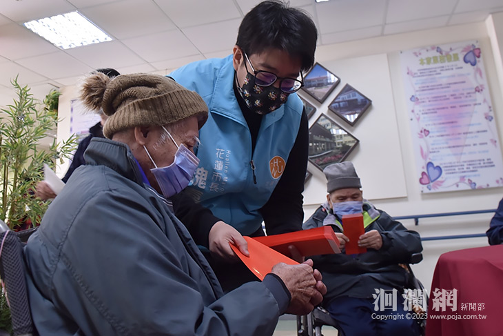 歲末年終關懷長者 魏嘉彥至東區老人之家致贈春