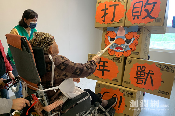 疫後迎新春   護理之家年貨大街長輩樂享笑開懷