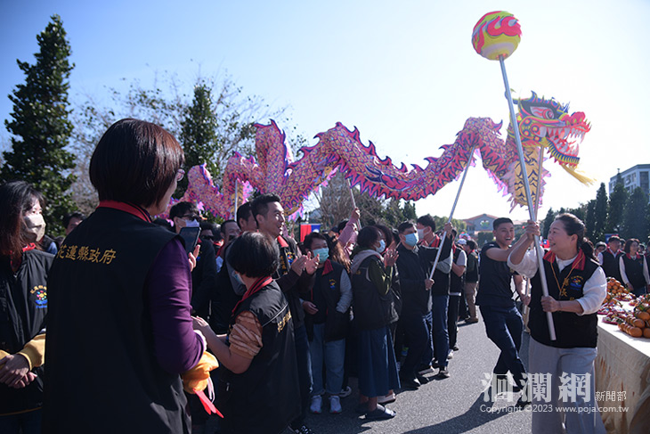 花蓮縣政府新春團拜 徐縣長與同仁舞龍迎新春