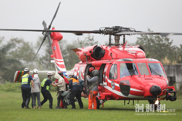 空勤直升機花蓮駐地 穿雲救下三位山難民眾