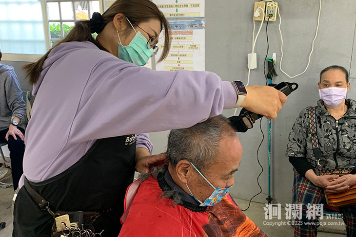 失智據點攜手理髮師為社區長者剪頭毛 長輩開心