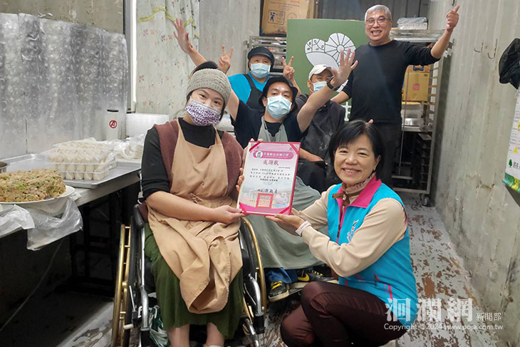 吉安鄉獲主動廚房月捐營養餐照服獨老