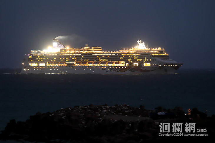 9.3萬噸 挪威寶石號進港 一早搭載2400名旅客遊