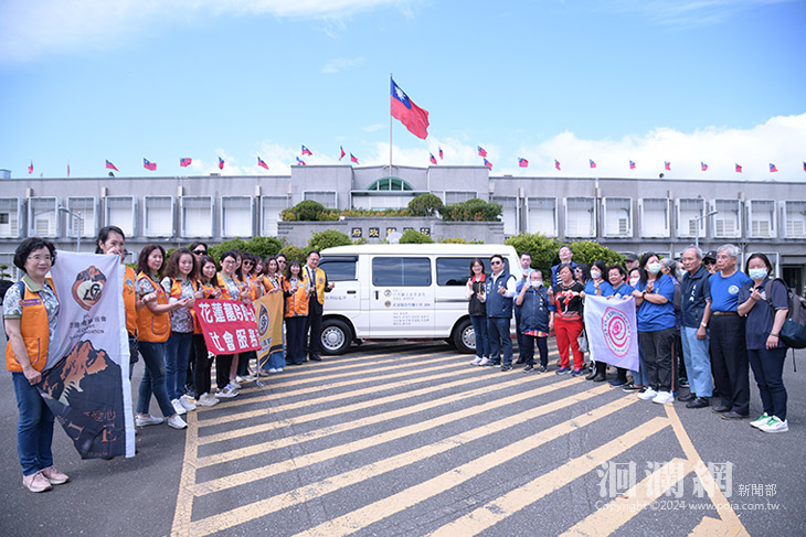 花蓮龍吟獅子會致贈花蓮縣視覺障礙福利協進會視