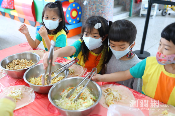 花蓮市幼學童包潤餅 認識清明習俗