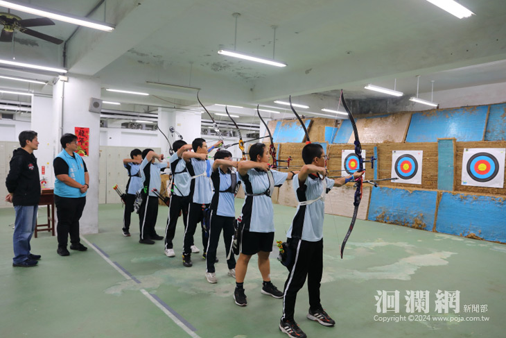 魏嘉彥親赴中華國小及自強國中 表揚全國青年盃