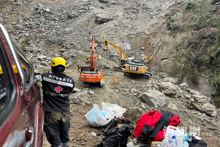 落石不斷 紅十字會救災隊冒險搶救 堅持挺進災區