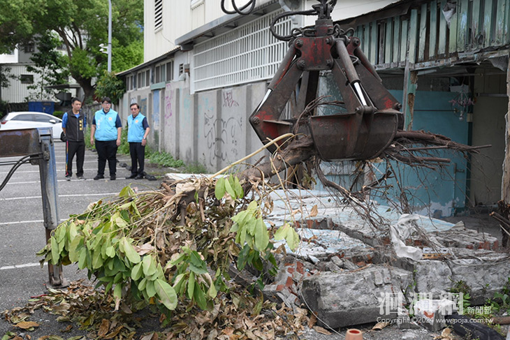 魏嘉彥視察倒塌圍牆清運 全力協助民眾重整家園