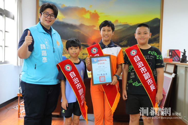 中原國小自治市小市長就任 魏嘉彥頒發當選證書