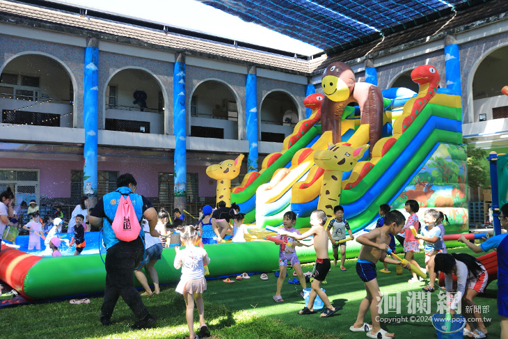 花蓮市幼畢業狂歡 把水樂園搬進校園