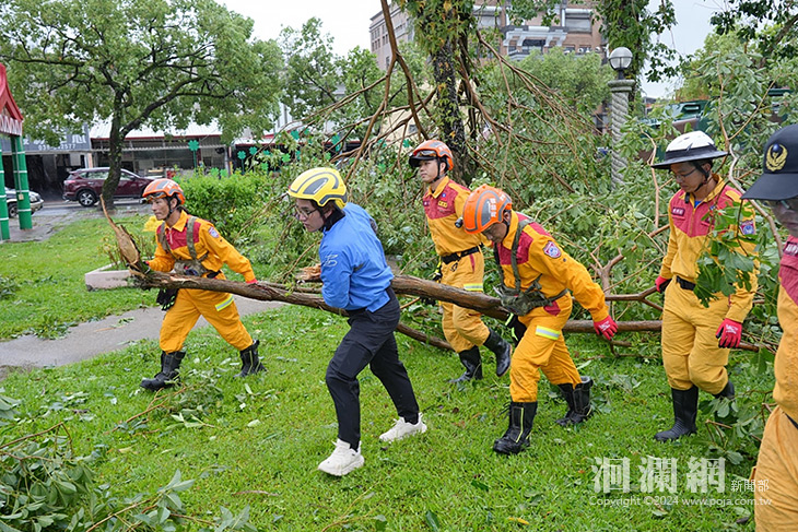 特搜大隊、志工、村長們協助清除整理災後環境