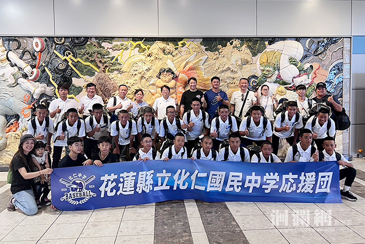 化仁國中棒球隊抵日，魏嘉賢率團接機應援