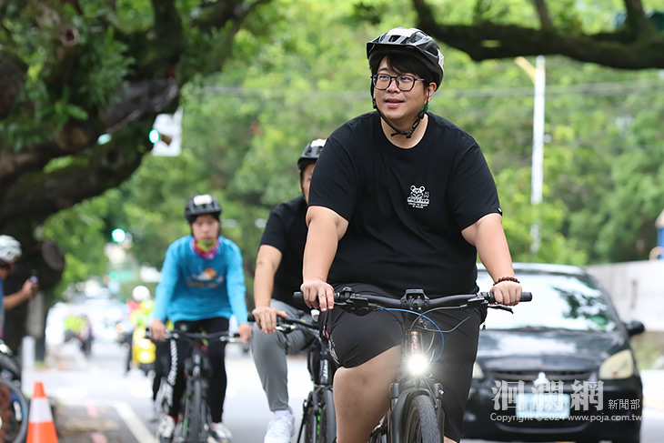 迎海風騎鐵馬  魏嘉彥帶領民眾漫遊花蓮