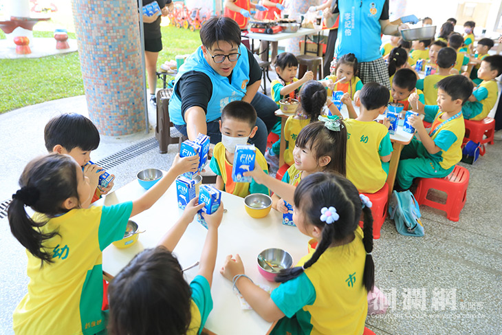 剝柚子、做月餅、烤肉趣，市幼歡喜迎中秋