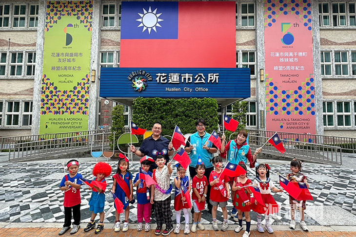 歡慶雙十及姊妹市締結周年 花蓮市公所掛巨幅國