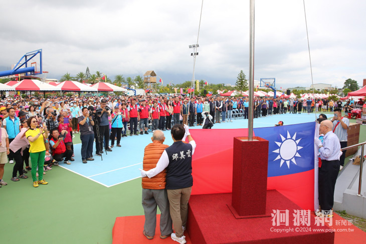 吉安百歲人瑞升旗 鄉親齊唱國歌看表演逛市集歡