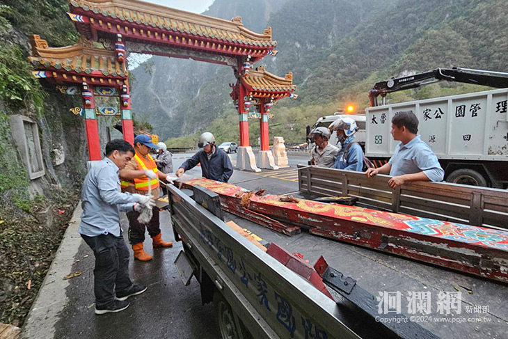 太魯閣牌坊遭清運卡車不慎碰撞受損 太管處修復
