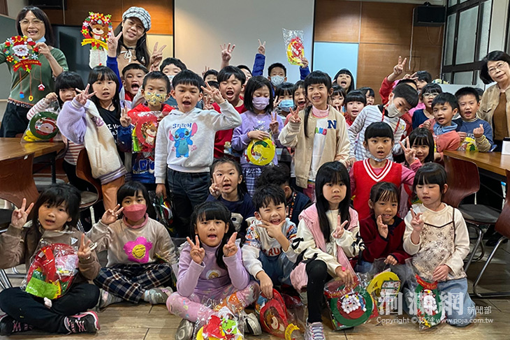 玉里鎮立圖書館推廣閱讀~舉辦手作聖誕花環活動