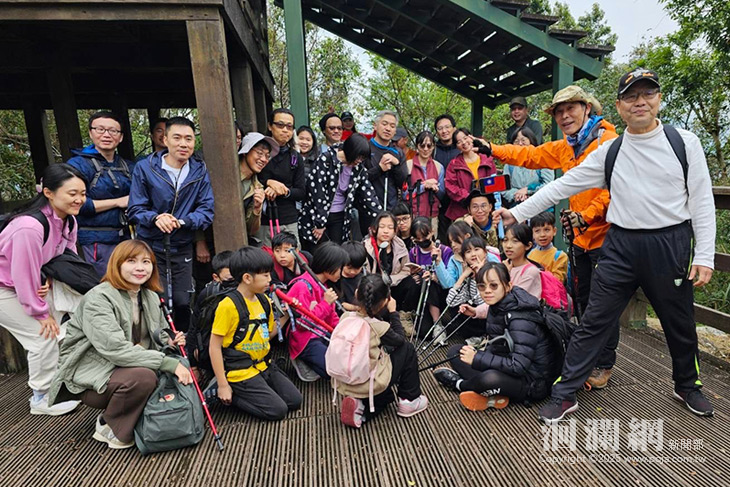 東華附小親師生 登鯉魚山迎新年