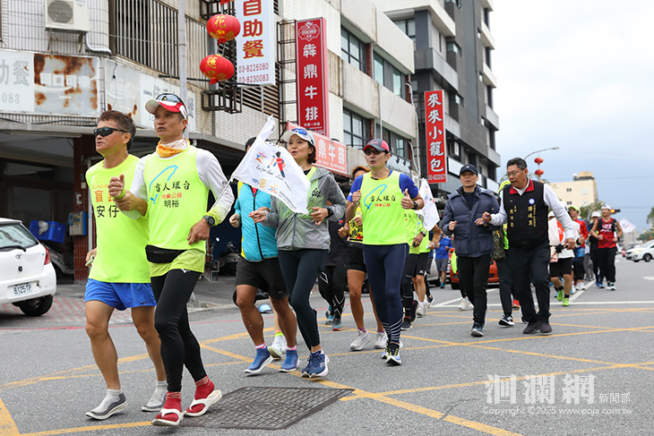 一份年菜一份愛 盲人環台為公益而跑六度跑進花