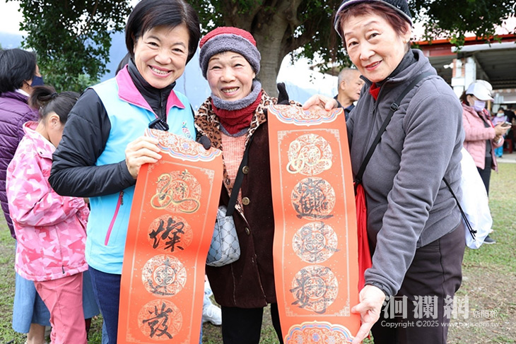 金蛇迎春名家揮毫賀新年 游淑貞贈名家墨寶喜迎