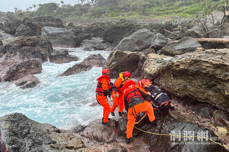民眾撿拾海菜不慎落海 海巡消防即刻救援