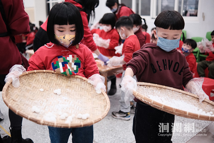 花蓮市幼穿上紅衣迎開學搓湯圓猜燈謎 好有氣氛