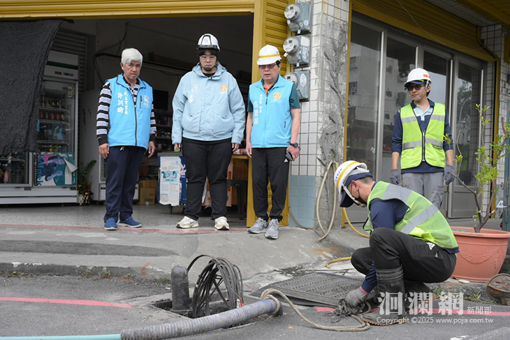 先清溝再噴藥防治蚊蟲孳生 魏嘉彥視察清溝作業